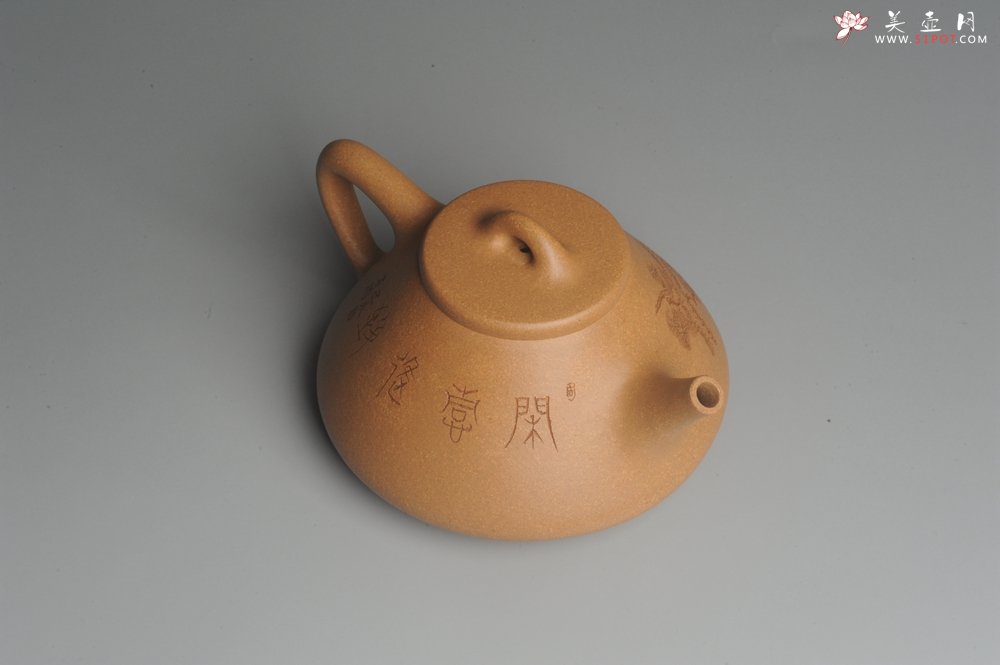 紫砂壶图片：油润老黄段泥(此泥料属于家藏老料！油润无比，识者自知！)全手工子冶石瓢 助工精心装饰松鼠 特文气 - 宜兴紫砂壶网