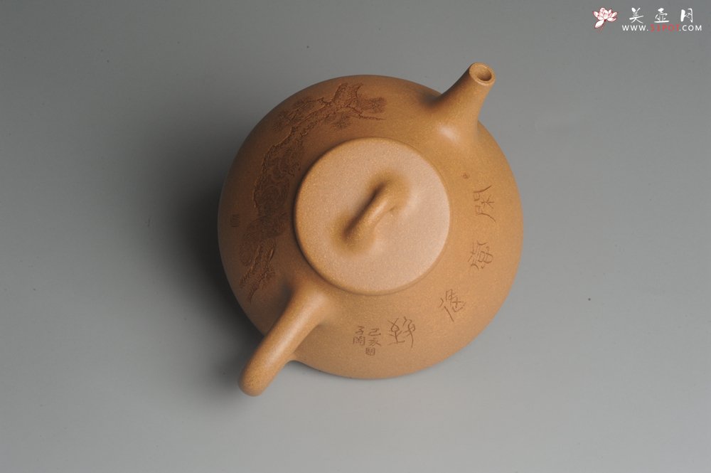 紫砂壶图片：油润老黄段泥(此泥料属于家藏老料！油润无比，识者自知！)全手工子冶石瓢 助工精心装饰松鼠 特文气 - 宜兴紫砂壶网