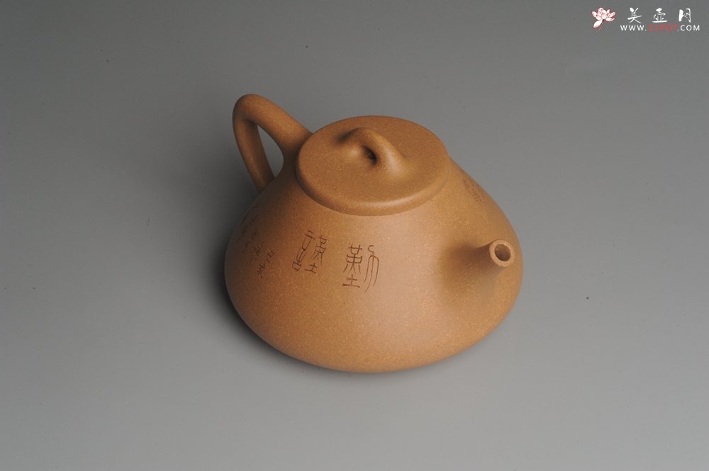 紫砂壶图片：油润老黄段泥(此泥料属于家藏老料！油润无比，识者自知！)全手工子冶石瓢 装饰人物 特文气 - 宜兴紫砂壶网