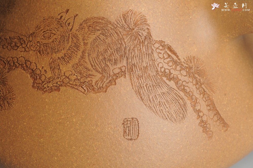 紫砂壶图片：油润老黄段泥(此泥料属于家藏老料！油润无比，识者自知！)全手工子冶石瓢 助工精心装饰松鼠 特文气 - 宜兴紫砂壶网