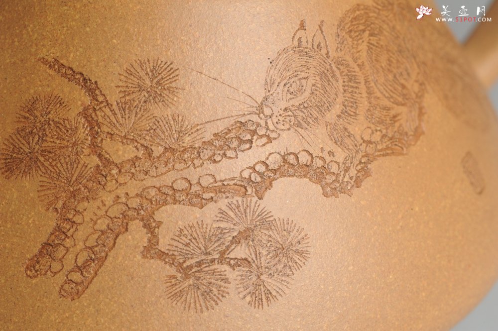 紫砂壶图片：油润老黄段泥(此泥料属于家藏老料！油润无比，识者自知！)全手工子冶石瓢 助工精心装饰松鼠 特文气 - 宜兴紫砂壶网