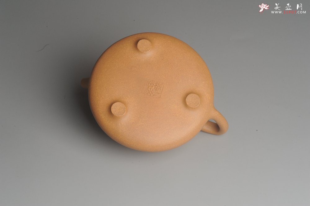 紫砂壶图片：油润老黄段泥(此泥料属于家藏老料！油润无比，识者自知！)全手工子冶石瓢 装饰人物 特文气 - 宜兴紫砂壶网