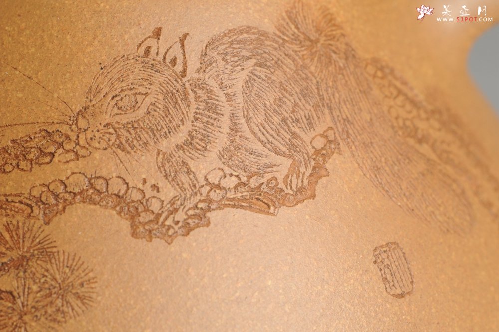 紫砂壶图片：油润老黄段泥(此泥料属于家藏老料！油润无比，识者自知！)全手工子冶石瓢 助工精心装饰松鼠 特文气 - 宜兴紫砂壶网