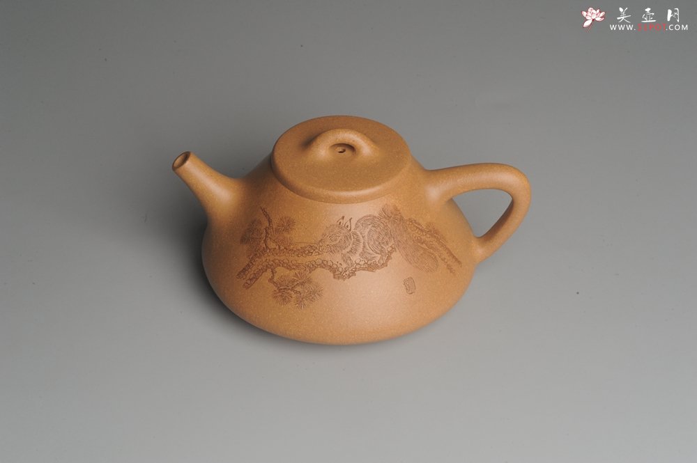 紫砂壶图片：油润老黄段泥(此泥料属于家藏老料！油润无比，识者自知！)全手工子冶石瓢 助工精心装饰松鼠 特文气 - 宜兴紫砂壶网