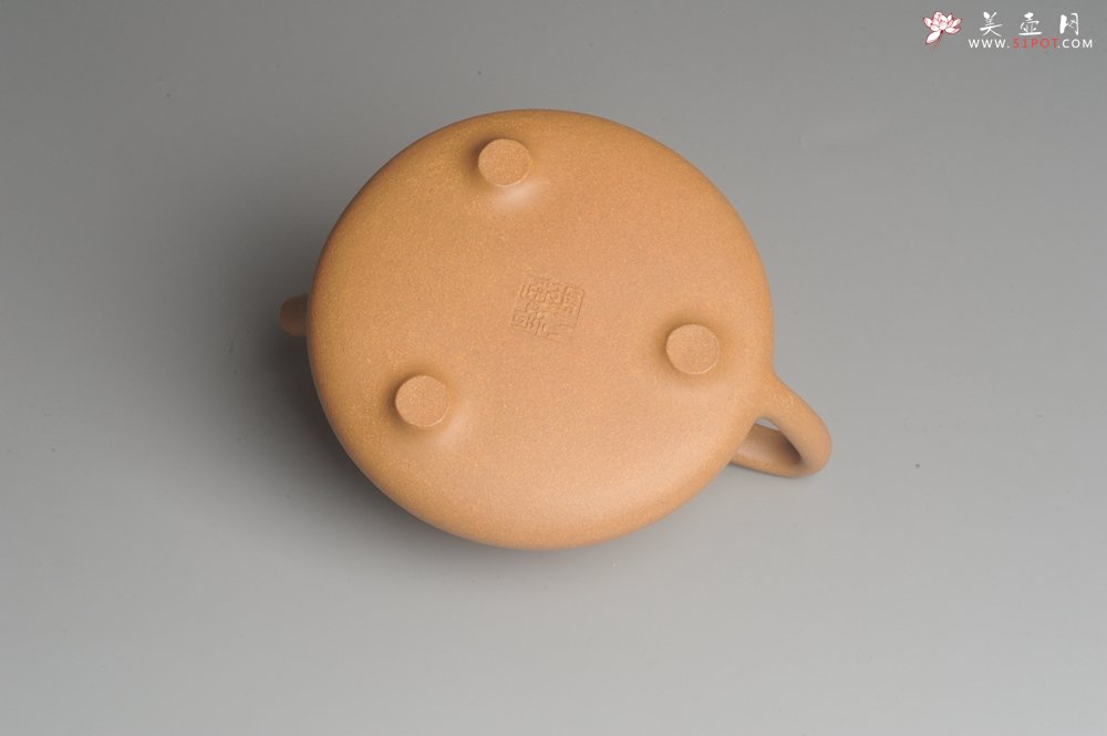 紫砂壶图片：油润老黄段泥(此泥料属于家藏老料！油润无比，识者自知！)全手工子冶石瓢 助工精心装饰松鼠 特文气 - 宜兴紫砂壶网