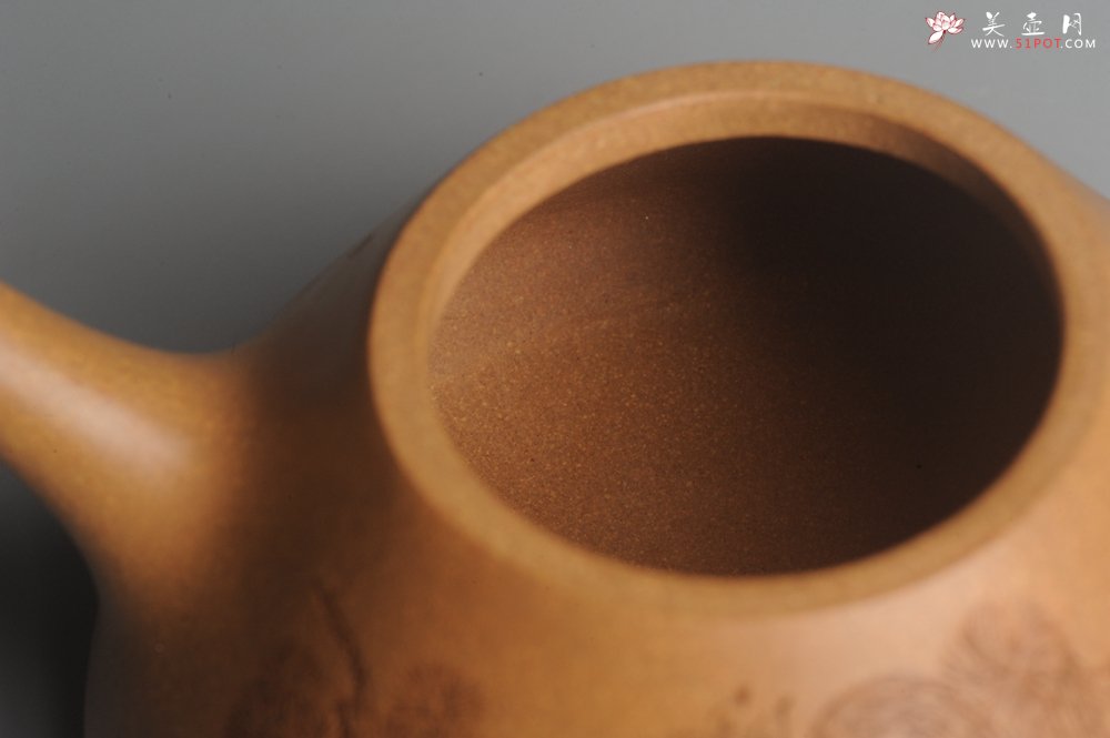 紫砂壶图片：油润老黄段泥(此泥料属于家藏老料！油润无比，识者自知！)全手工子冶石瓢 助工精心装饰松鼠 特文气 - 宜兴紫砂壶网