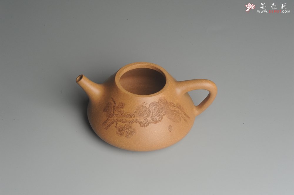 紫砂壶图片：油润老黄段泥(此泥料属于家藏老料！油润无比，识者自知！)全手工子冶石瓢 助工精心装饰松鼠 特文气 - 宜兴紫砂壶网