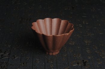 紫砂壶图片：美杯特惠 超精工厚实紫玉金砂菱花杯 主人杯 - 宜兴紫砂壶网