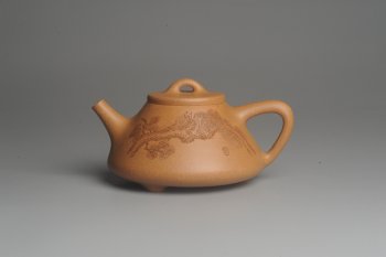 紫砂壶图片：油润老黄段泥(此泥料属于家藏老料！油润无比，识者自知！)全手工子冶石瓢 助工精心装饰松鼠 特文气 - 宜兴紫砂壶网