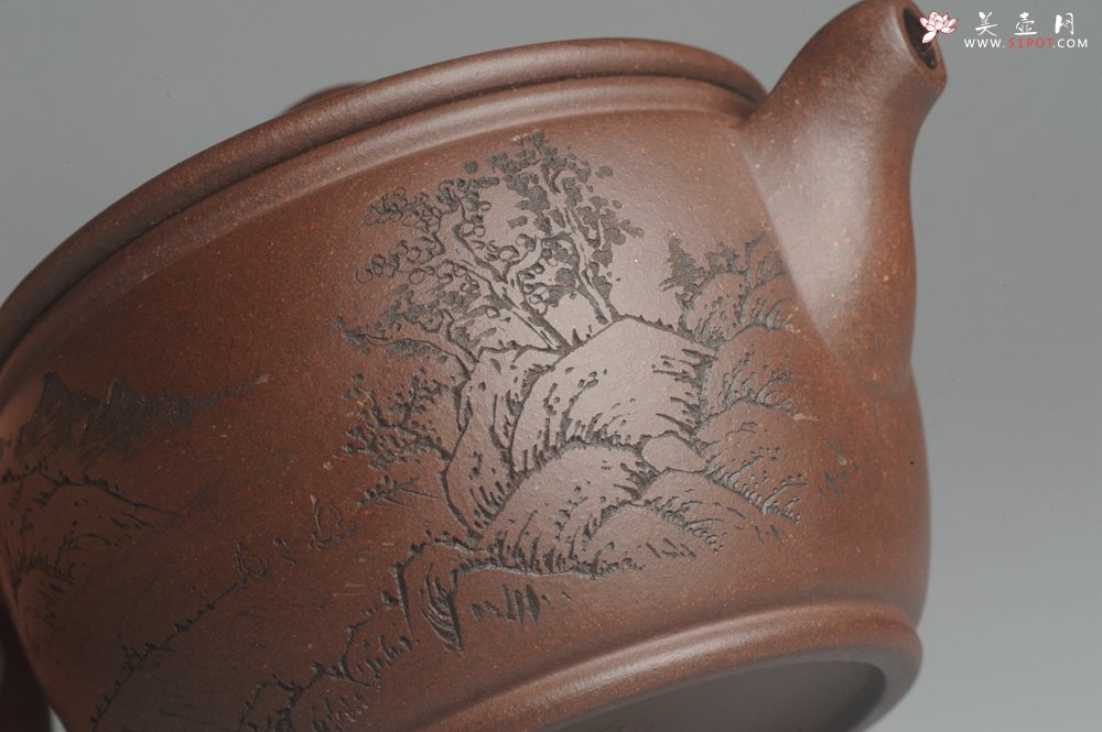 紫砂壶图片：美壶特惠 精致黑星老紫泥汉瓦 清泉 装饰山水 文气 - 宜兴紫砂壶网