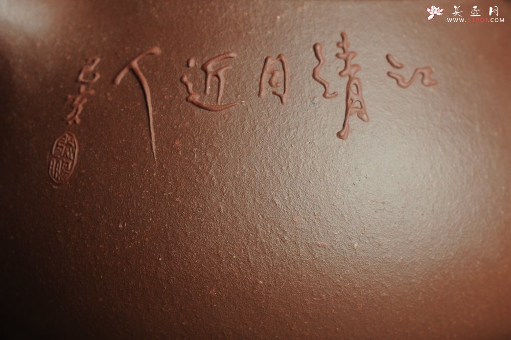 紫砂壶图片：美壶特惠 工料俱佳满瓢（景舟石瓢）泥绘山水 江清月近人 单色泥绘更显功力 - 宜兴紫砂壶网