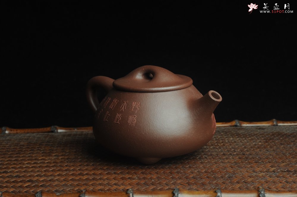 紫砂壶图片：美壶特惠 工料俱佳满瓢（景舟石瓢）泥绘山水 野旷天低树江清月近人 单色泥绘更显功力 - 宜兴紫砂壶网