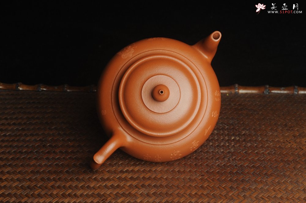 紫砂壶图片：潜力股周小培全手演绎朱泥笑樱壶 中品难度大 方健老师装饰美女图 - 宜兴紫砂壶网
