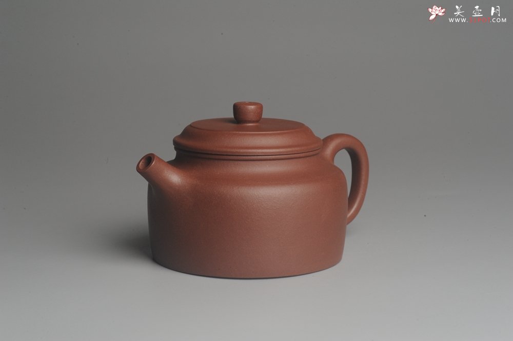 紫砂壶图片：美壶特惠 优质紫泥经典大亨德中 茶人醉爱 壶盖边有析出小米粒大铁质乃正常现象 - 宜兴紫砂壶网