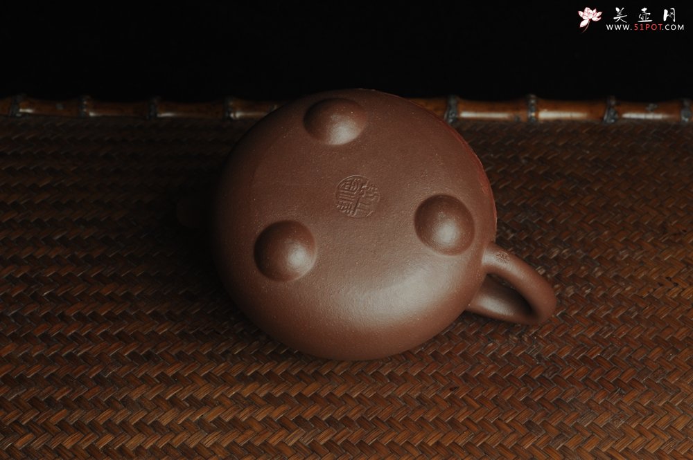 紫砂壶图片：美壶特惠 工料俱佳满瓢（景舟石瓢）泥绘山水 江清月近人 单色泥绘更显功力 - 宜兴紫砂壶网