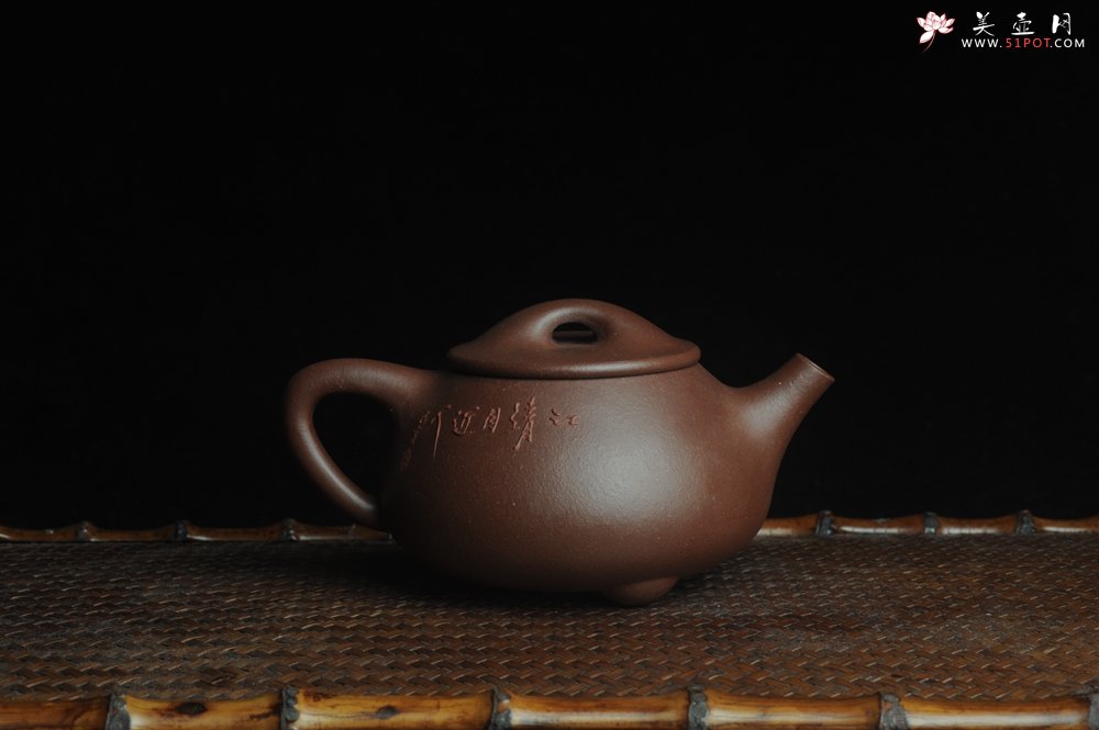 紫砂壶图片：美壶特惠 工料俱佳满瓢（景舟石瓢）泥绘山水 江清月近人 单色泥绘更显功力 - 宜兴紫砂壶网