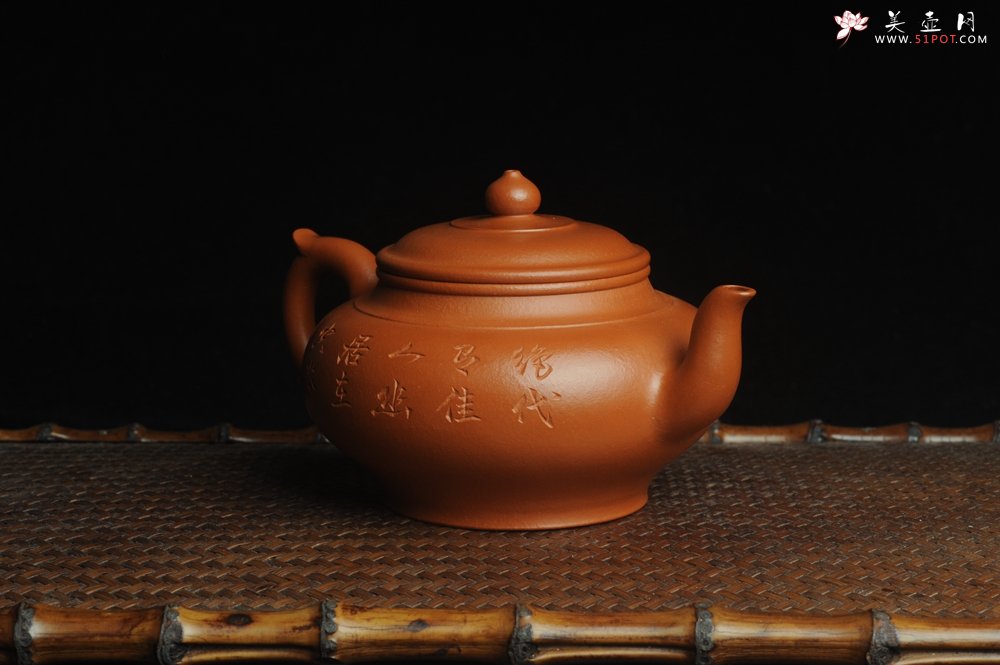 紫砂壶图片：潜力股周小培全手演绎朱泥笑樱壶 中品难度大 方健老师装饰美女图 - 宜兴紫砂壶网