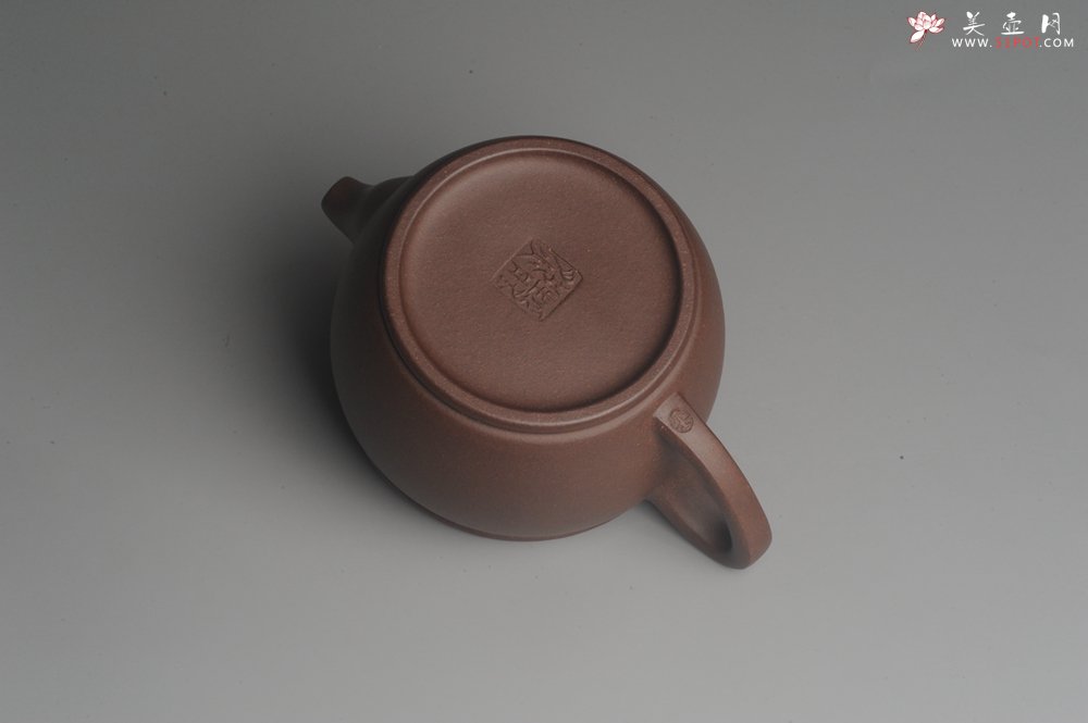 紫砂壶图片：美壶特惠 精致黑星老紫泥汉瓦 茶人醉爱 - 宜兴紫砂壶网