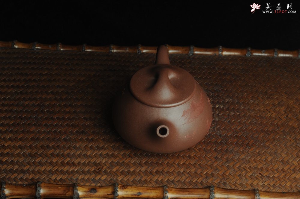 紫砂壶图片：美壶特惠 工料俱佳满瓢（景舟石瓢）泥绘山水 江清月近人 单色泥绘更显功力 - 宜兴紫砂壶网