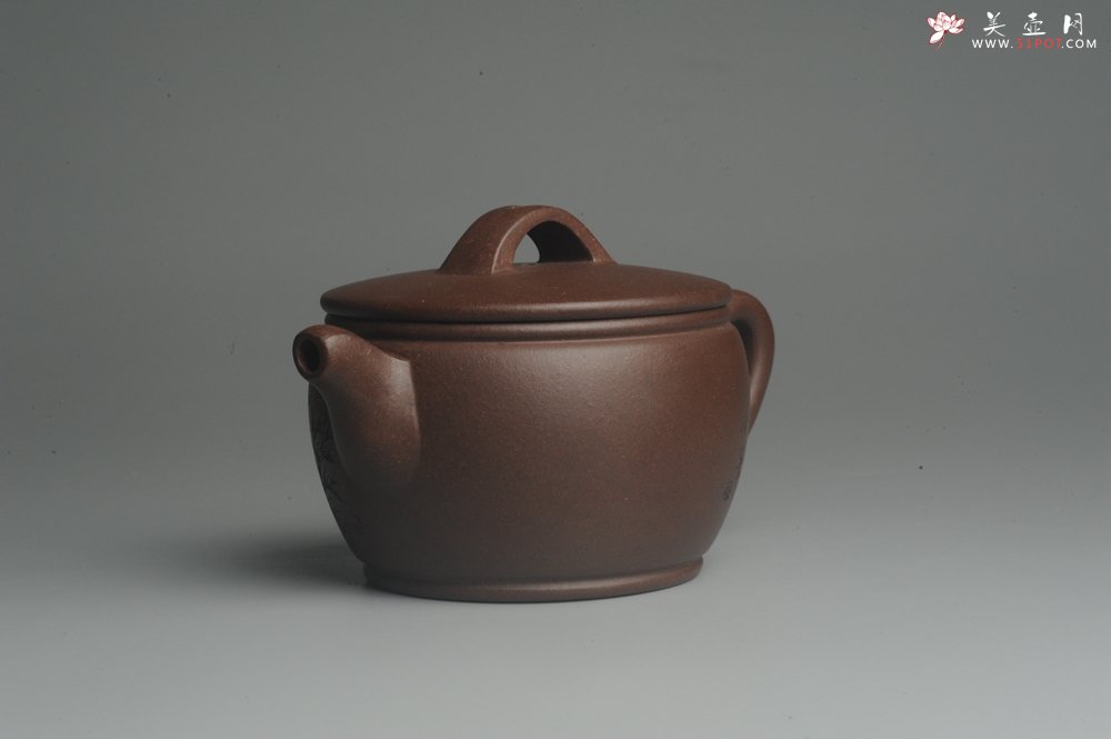 紫砂壶图片：美壶特惠 精致黑星老紫泥汉瓦 清泉 装饰山水 文气 - 宜兴紫砂壶网