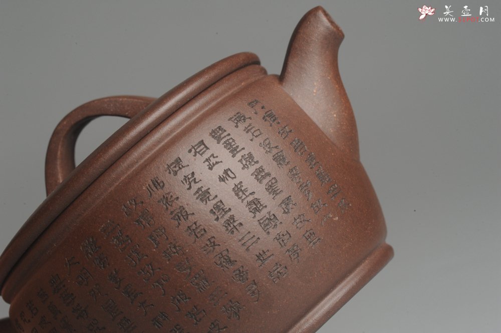 紫砂壶图片：美壶特惠 精致黑星老紫泥心经汉瓦 茶人醉爱 - 宜兴紫砂壶网