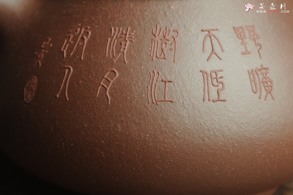 紫砂壶图片：美壶特惠 工料俱佳满瓢（景舟石瓢）泥绘山水 野旷天低树江清月近人 单色泥绘更显功力 - 宜兴紫砂壶网