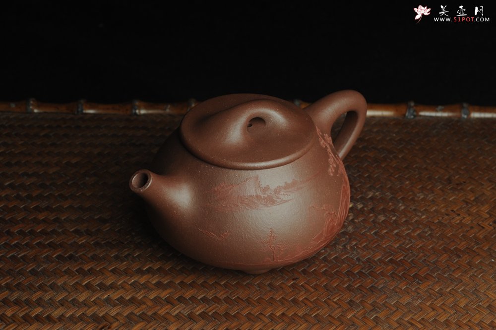 紫砂壶图片：美壶特惠 工料俱佳满瓢（景舟石瓢）泥绘山水 江清月近人 单色泥绘更显功力 - 宜兴紫砂壶网