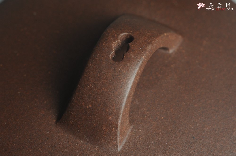 紫砂壶图片：美壶特惠 精致黑星老紫泥汉瓦 清泉 装饰山水 文气 - 宜兴紫砂壶网