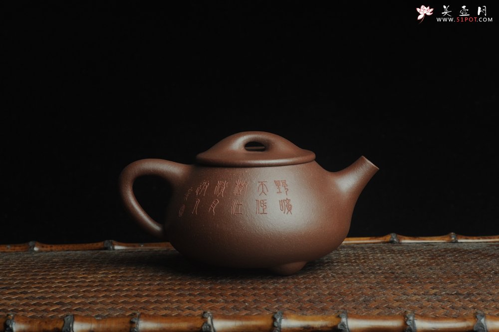 紫砂壶图片：美壶特惠 工料俱佳满瓢（景舟石瓢）泥绘山水 野旷天低树江清月近人 单色泥绘更显功力 - 宜兴紫砂壶网