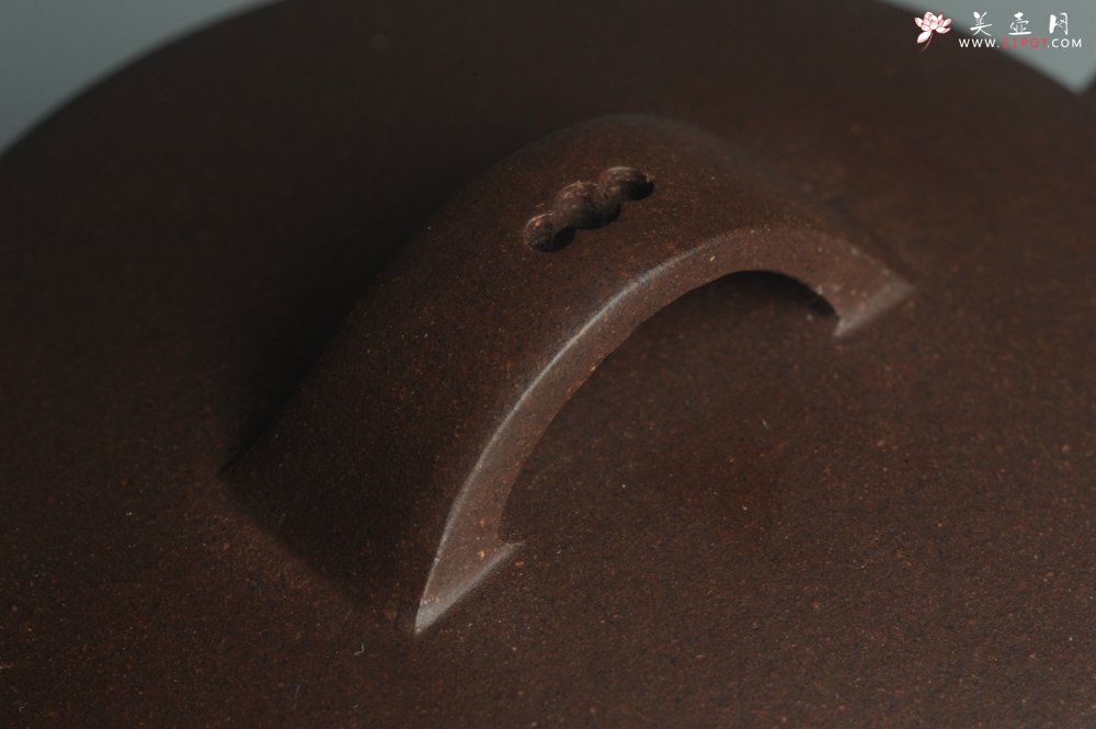 紫砂壶图片：美壶特惠 精致黑星老紫泥汉瓦 茶人醉爱 - 宜兴紫砂壶网