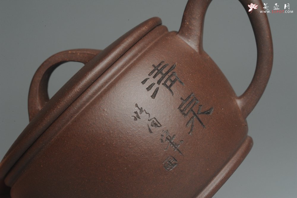 紫砂壶图片：美壶特惠 精致黑星老紫泥汉瓦 清泉 装饰山水 文气 - 宜兴紫砂壶网