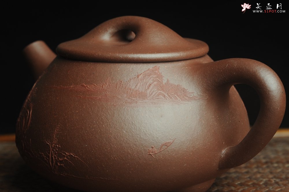 紫砂壶图片：美壶特惠 工料俱佳满瓢（景舟石瓢）泥绘山水 野旷天低树江清月近人 单色泥绘更显功力 - 宜兴紫砂壶网