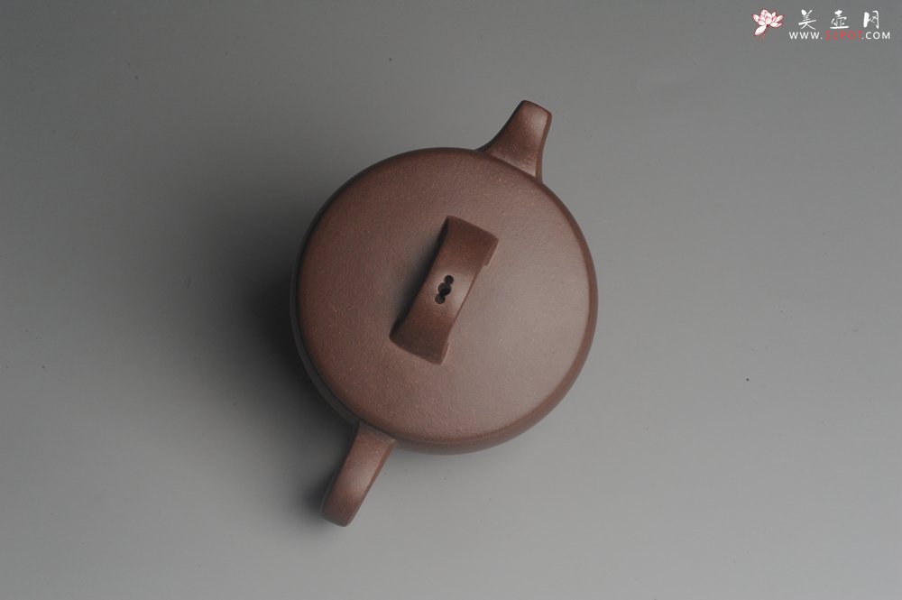 紫砂壶图片：美壶特惠 精致黑星老紫泥汉瓦 茶人醉爱 - 宜兴紫砂壶网