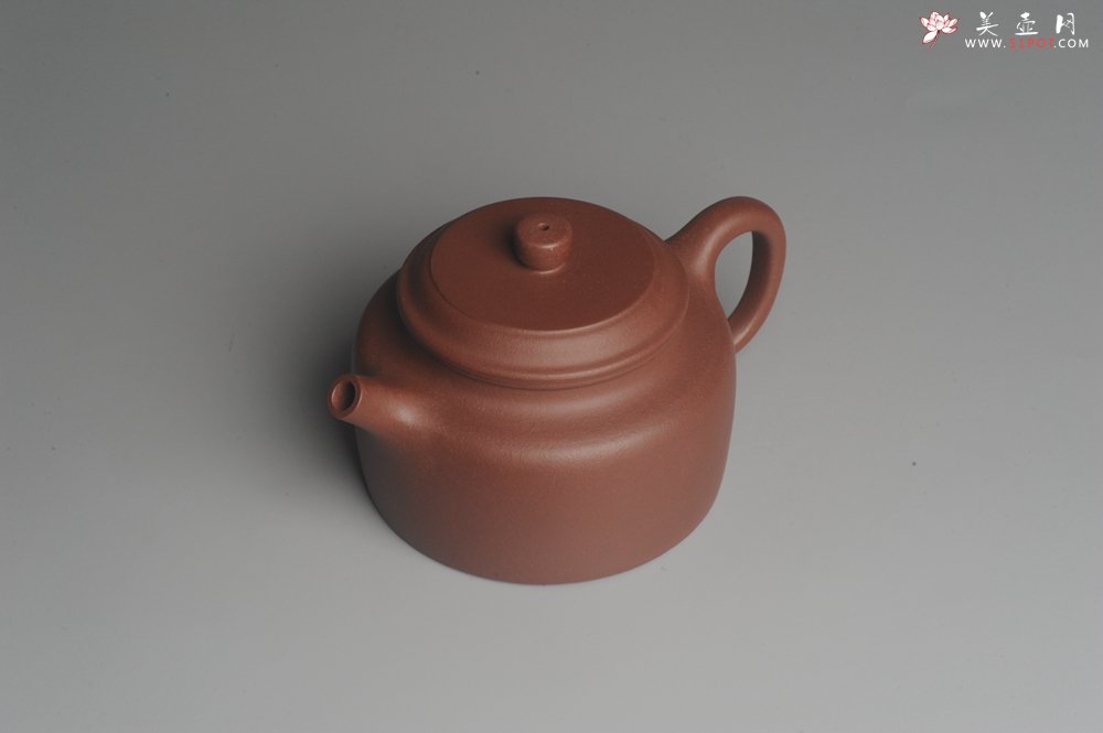 紫砂壶图片：美壶特惠 优质紫泥经典大亨德中 茶人醉爱 壶盖边有析出小米粒大铁质乃正常现象 - 宜兴紫砂壶网