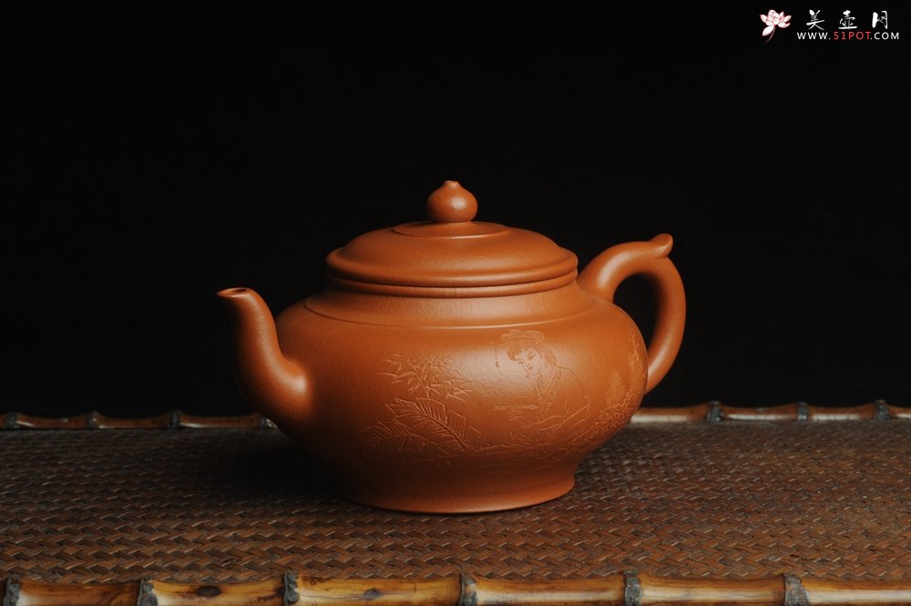 紫砂壶图片：潜力股周小培全手演绎朱泥笑樱壶 中品难度大 方健老师装饰美女图 - 宜兴紫砂壶网