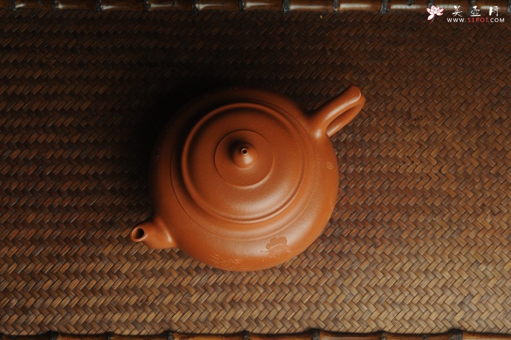 紫砂壶图片：潜力股周小培全手演绎朱泥笑樱壶 中品难度大 方健老师装饰美女图 - 宜兴紫砂壶网