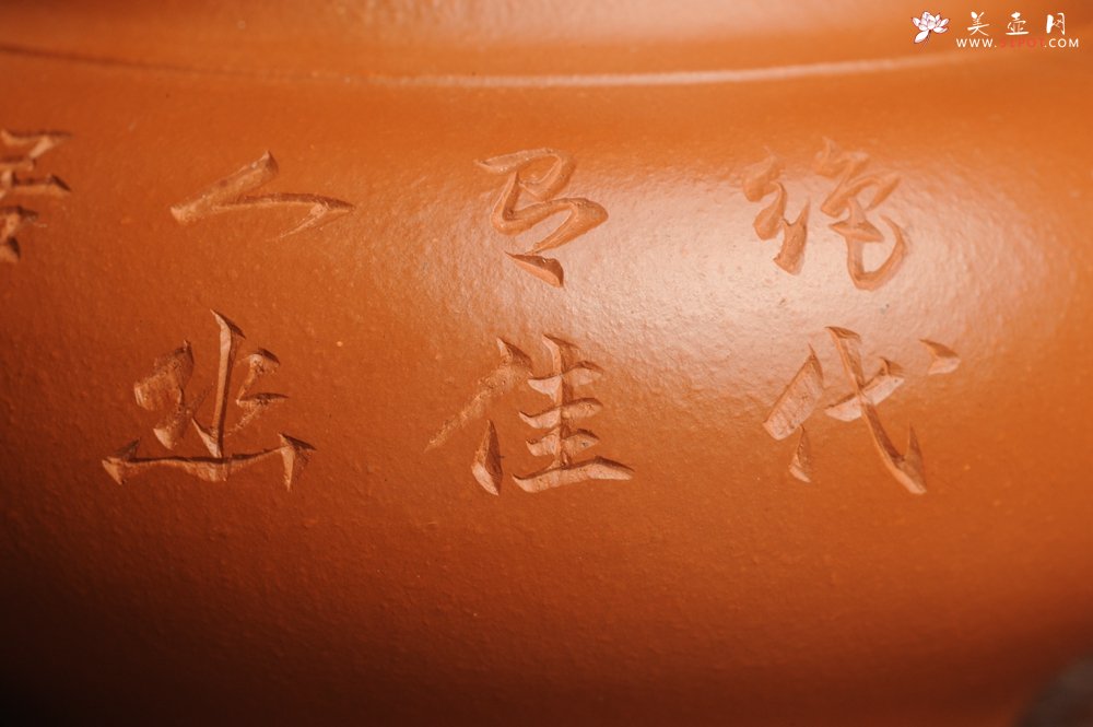 紫砂壶图片：潜力股周小培全手演绎朱泥笑樱壶 中品难度大 方健老师装饰美女图 - 宜兴紫砂壶网