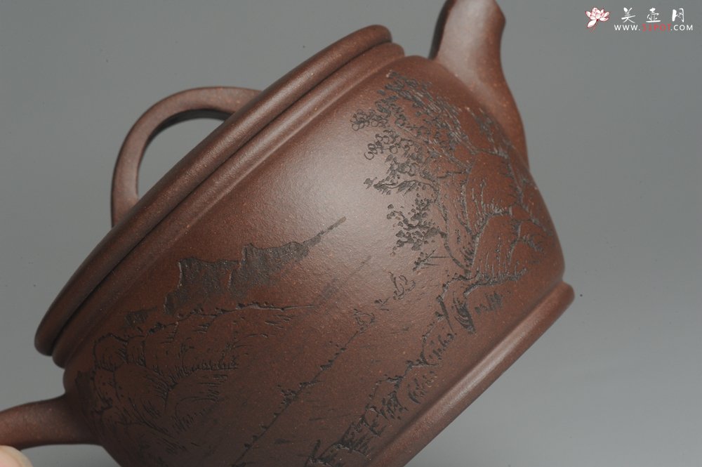 紫砂壶图片：美壶特惠 精致黑星老紫泥汉瓦 清泉 装饰山水 文气 - 宜兴紫砂壶网