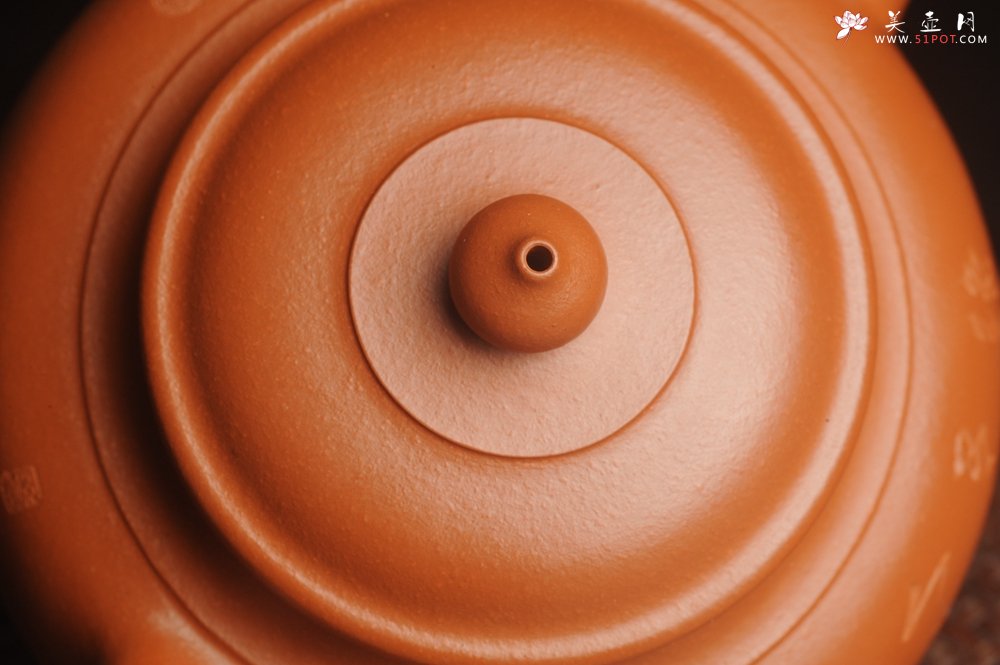 紫砂壶图片：潜力股周小培全手演绎朱泥笑樱壶 中品难度大 方健老师装饰美女图 - 宜兴紫砂壶网