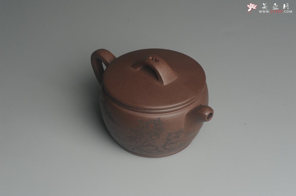 紫砂壶图片：美壶特惠 精致黑星老紫泥汉瓦 清泉 装饰山水 文气 - 宜兴紫砂壶网