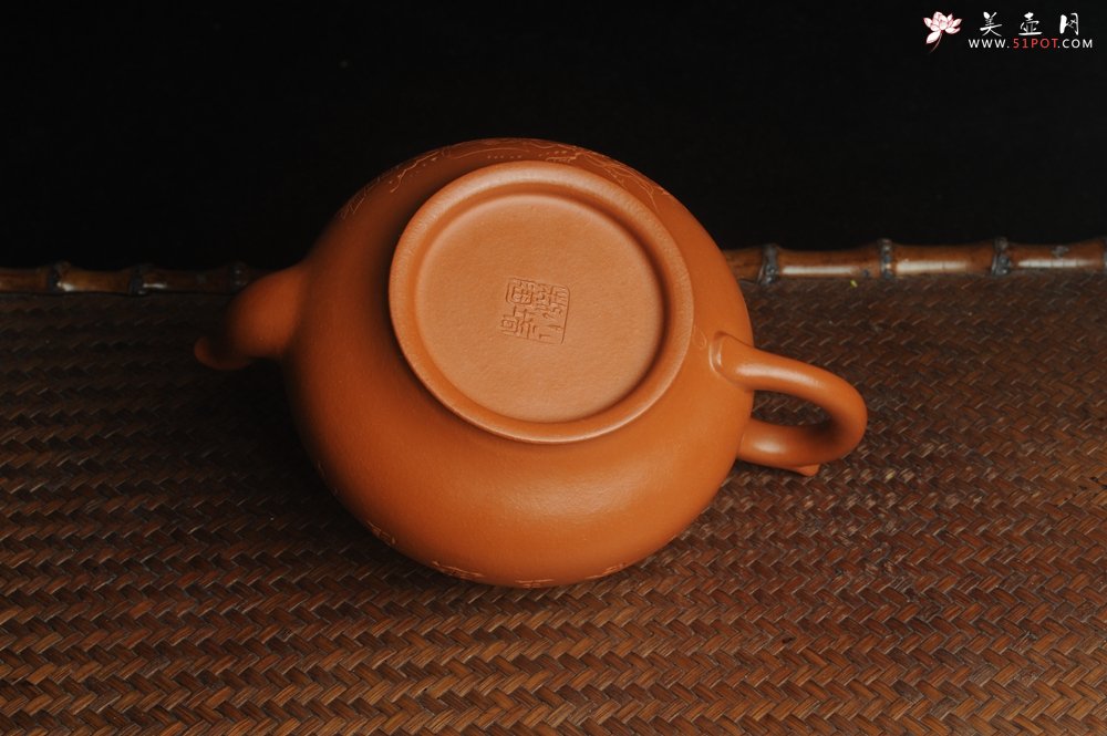 紫砂壶图片：潜力股周小培全手演绎朱泥笑樱壶 中品难度大 方健老师装饰美女图 - 宜兴紫砂壶网
