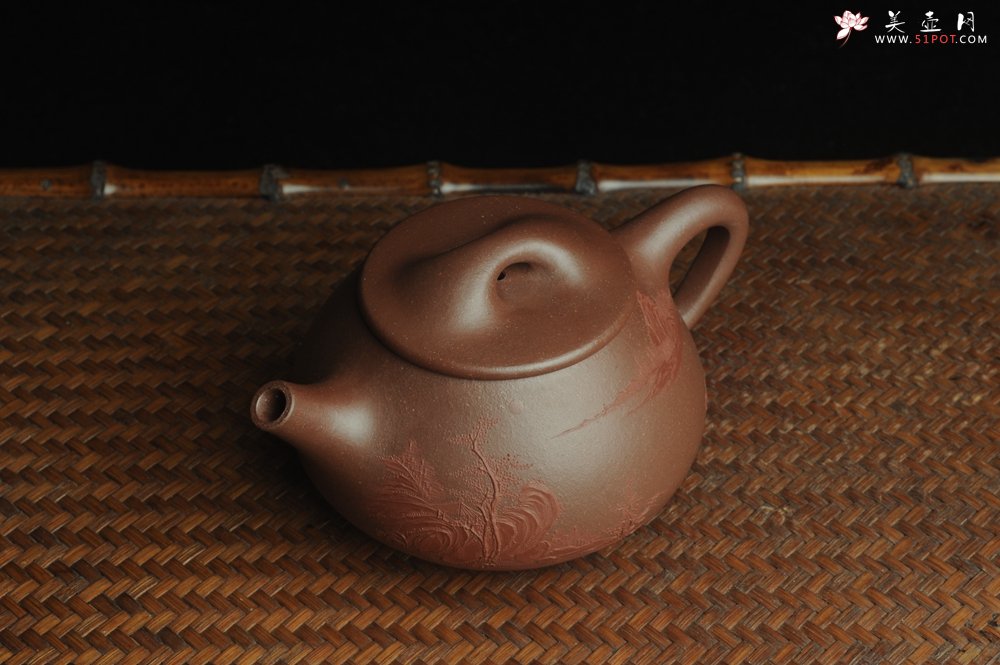紫砂壶图片：美壶特惠 工料俱佳满瓢（景舟石瓢）泥绘山水 野旷天低树江清月近人 单色泥绘更显功力 - 宜兴紫砂壶网
