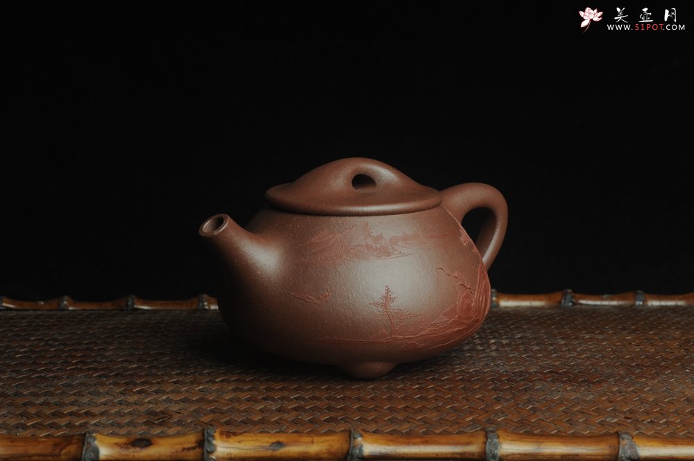 紫砂壶图片：美壶特惠 工料俱佳满瓢（景舟石瓢）泥绘山水 江清月近人 单色泥绘更显功力 - 宜兴紫砂壶网