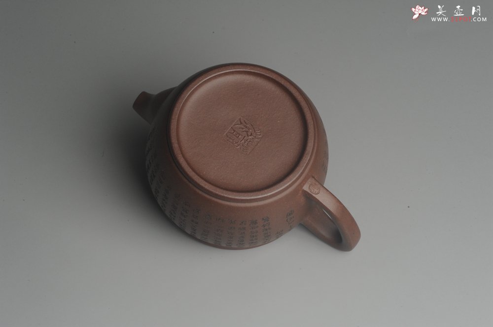 紫砂壶图片：美壶特惠 精致黑星老紫泥心经汉瓦 茶人醉爱 - 宜兴紫砂壶网