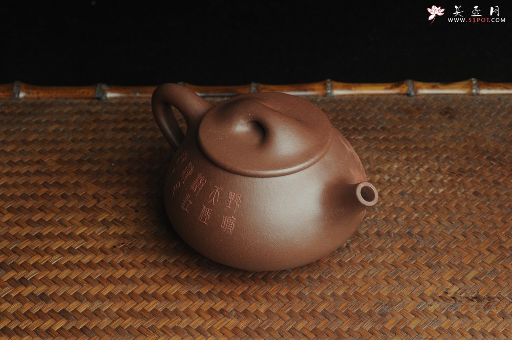 紫砂壶图片：美壶特惠 工料俱佳满瓢（景舟石瓢）泥绘山水 野旷天低树江清月近人 单色泥绘更显功力 - 宜兴紫砂壶网