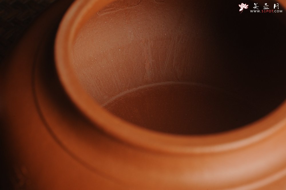 紫砂壶图片：潜力股周小培全手演绎朱泥笑樱壶 中品难度大 方健老师装饰美女图 - 宜兴紫砂壶网