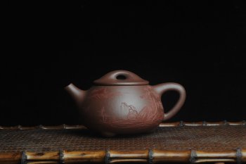 紫砂壶图片：美壶特惠 工料俱佳满瓢（景舟石瓢）泥绘山水 江清月近人 单色泥绘更显功力 - 宜兴紫砂壶网