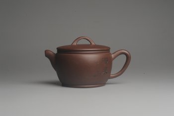 紫砂壶图片：美壶特惠 精致黑星老紫泥汉瓦 清泉 装饰山水 文气 - 宜兴紫砂壶网