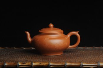 紫砂壶图片：潜力股周小培全手演绎朱泥笑樱壶 中品难度大 方健老师装饰美女图 - 宜兴紫砂壶网