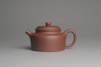 紫砂壶图片：美壶特惠 优质紫泥经典大亨德中 茶人醉爱 壶盖边有析出小米粒大铁质乃正常现象 - 宜兴紫砂壶网